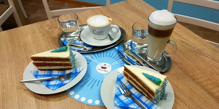 Řada produktů v kavárně pochází z produkce malých výrobců.