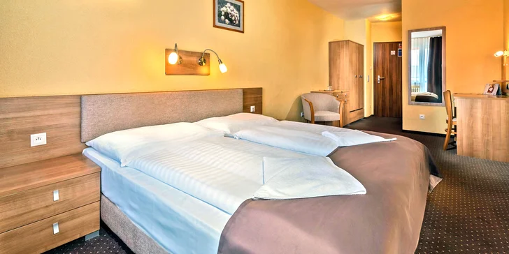 Ubytujete se v hotelu Hviezda v jihoslovenských lázních Dudince.