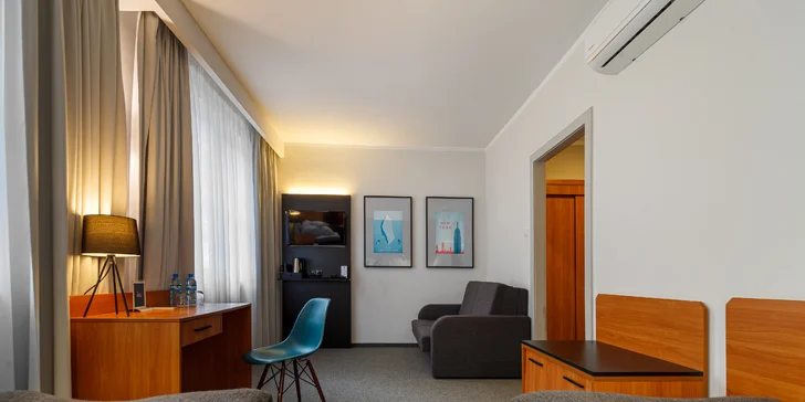 Pokoje jsou klimatizované, jednolůžkový má i balkon. 
