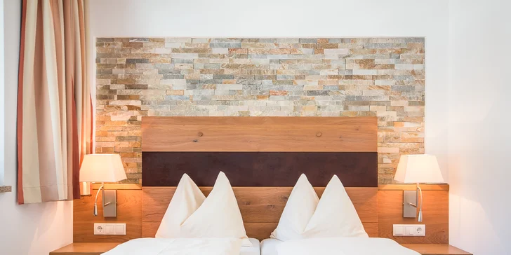 Hotel ponúka útulné izby s balkónom v niekoľkých variantoch.