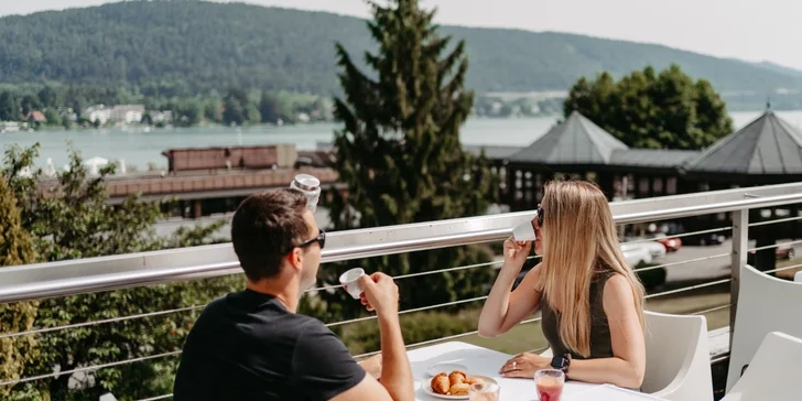 V letních měsících jistě také využijete terasu s výhledem přímo na jezero.
