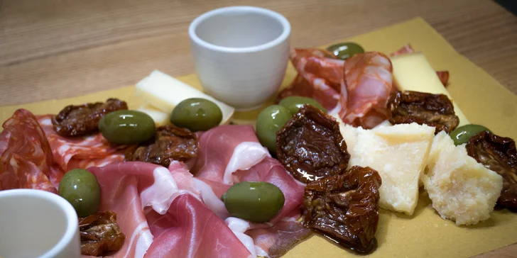Nejdřív dostanete každý porci vybraných italských delikates.