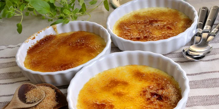 Chopte se lžičky a pronikněte skrz křehkou krustičku. 