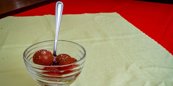 Tak připravte mlsné jazýčky na bhaji, kuřecí masalu i kormu nebo dal i kuličky gulab jamun… 