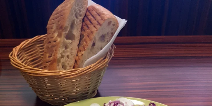 K zakousnutí dostanete dva kousky tureckého chleba.