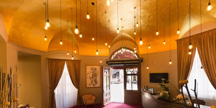 Hotel se pyšní bohatě zdobenými prostorami a veselými venkovními freskami.