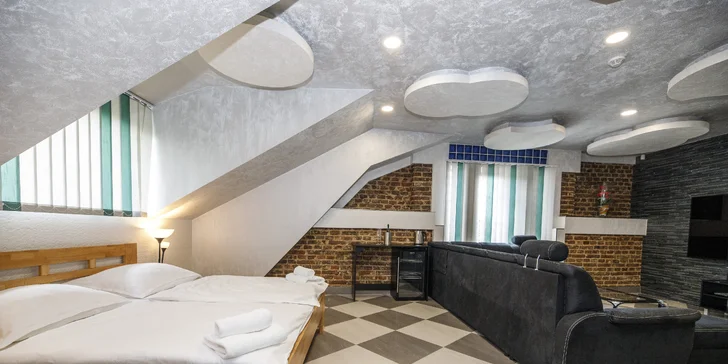 Pokoj Luxury má king size postel, velkou rozkládací pohovku, prostornou koupelnu a balkon s výhledem na oboru.