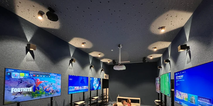 Nájdete tu aj herňu s konzolami Paystation 5.