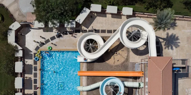 V resortu je aquapark s tobogány a skluzavkami. 