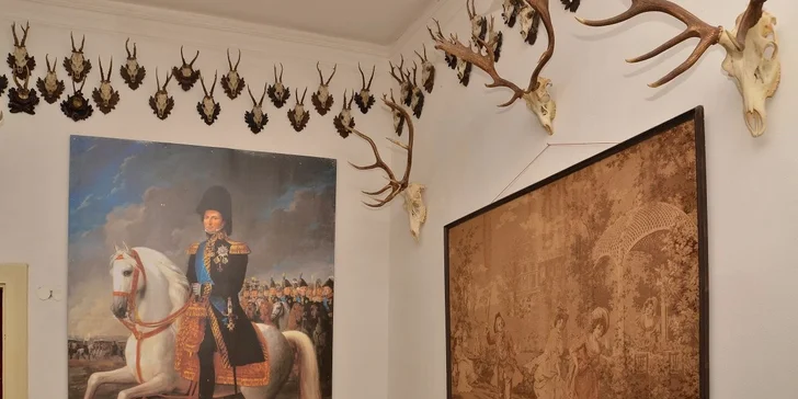 Proh­lídka zámku Letovice začíná na nádvoří výkladem průvodce o historii a současnosti zámku.
