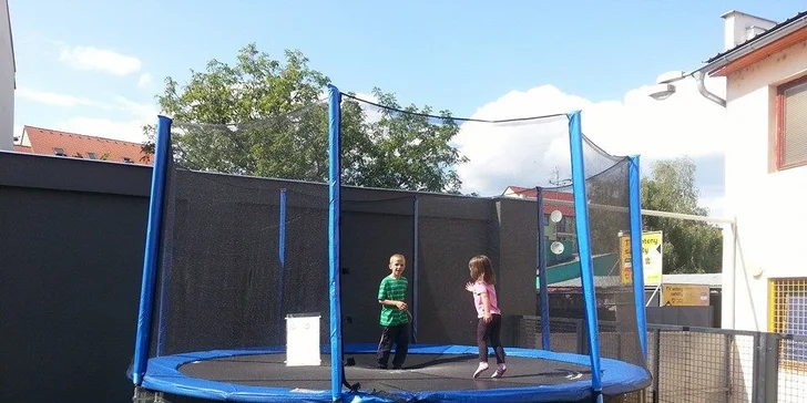 Hop sem, hop tam. Trampolína pruží víc jak sedačka v obýváku.