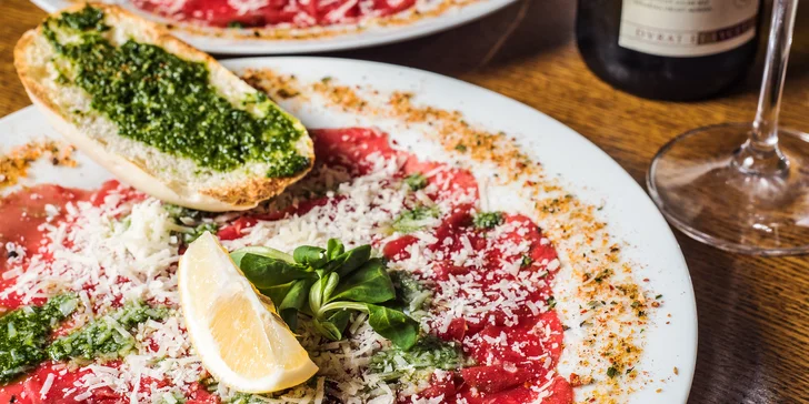 Hody zahájíte výborným předkrmem: naservírují vám hovězí carpaccio. 