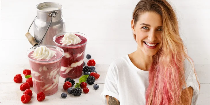 Koktejl z mraženého jogurtu: jahody, borůvky, maliny, lesní ovoce, mango