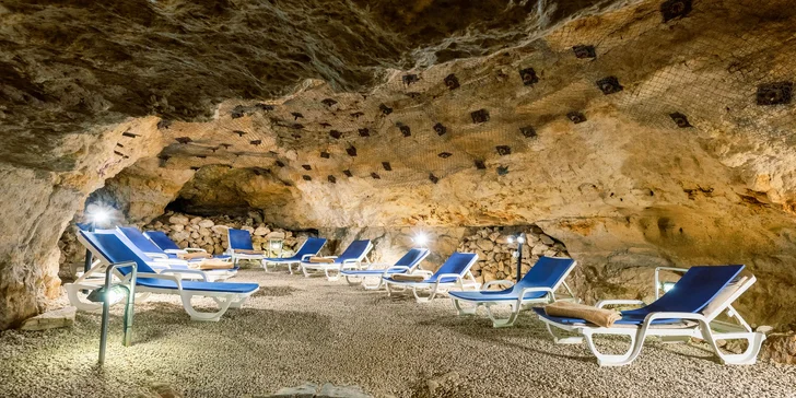Hotel je situován je ve velkém parku nad léčebnou jeskyní, do které projdete krytou chodbou přímo z hotelu.