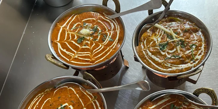 Ochutnejte třeba legendární Butter Chicken, Palak Paneer nebo třeba Tandoori Mix Grill. 
