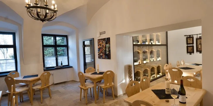 Po relaxaci se přesunete do restaurace, kde si dáte grilované koleno, vepřová žebra, vegetariánskou tortillu nebo kuřecí křidýlka. 