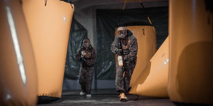 Vnitřní paintballové hřiště s nafukovacími překážkami: hodinový vstup až pro 8 hráčů