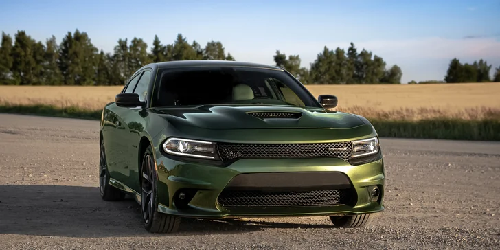 Dodge Charger budí respekt svou brutální silou přesahující hranici 480 koní a ikonickým vzhledem moderního muscle caru.