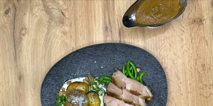 Coby hlavní chod si dáte vepřovou krkovici sous-vide s pepřovou omáčkou a popelovými bramborami se špekem.