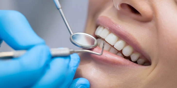Dentální hygiena s air flow, ručním dočištěním a prohlídkou u lékaře
