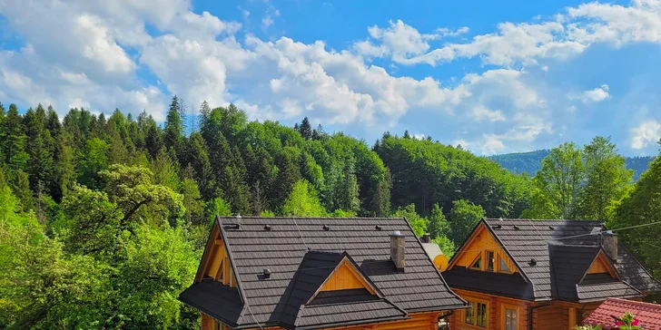 Přizvěte třeba i sestřenku z třetího kolene – roubenka má kapacitu 8 osob.