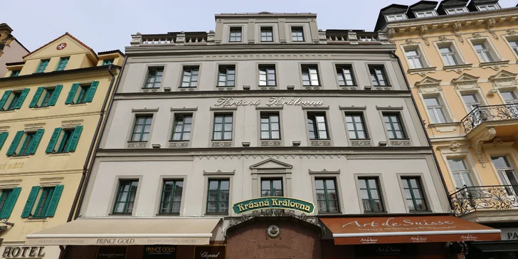 Hotel stojí přímo na kolonádě v historické budově z 18. století. 
