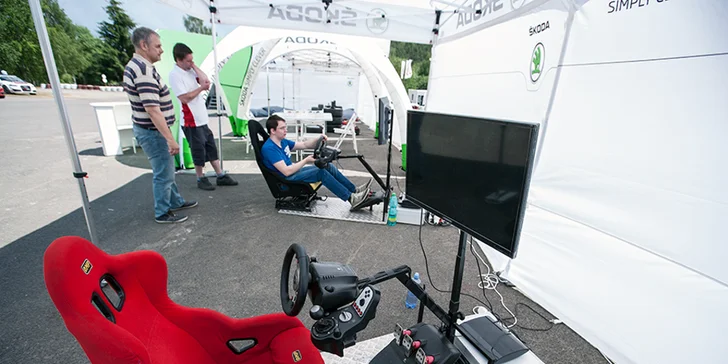 Strávíte také 10 minut na Racing Cockpit Playstation simulátoru. 