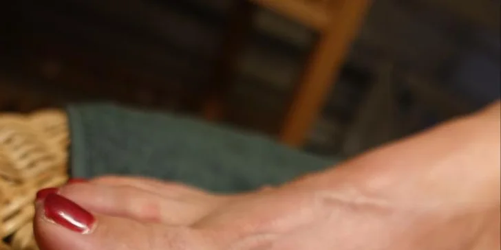V nabídce najdete mokrou pedikúru samostatně, nebo v balíčku s dalšími radostmi jako je lakování gellakem podle vlastního výběru ze 40 odstínů nebo depilace lýtek voskem.