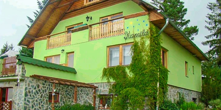 Vila se nachází pouhé 4 km od zubačky na Štrbské pleso, daleko to nebudete mít ani do Tatranského národního parku (6 km).