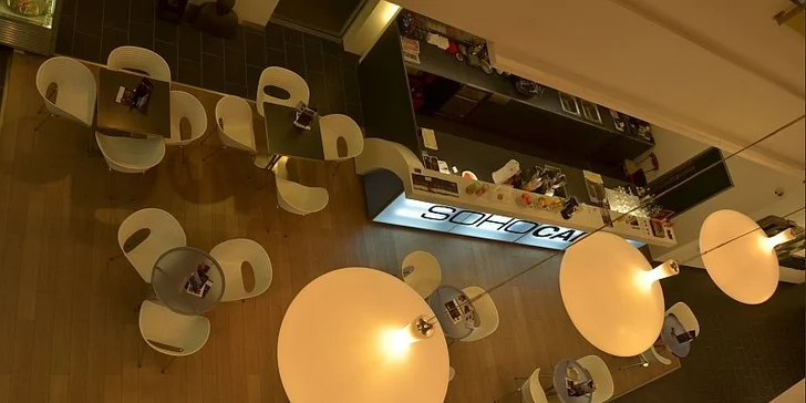 Voňavá klasika: Grilovaný hermelín na salátu, brusinková omáčka a pečený toast