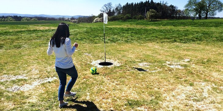 Vyzkoušejte footgolf – zábavnou verzi golfu, která se hraje s kopačákem