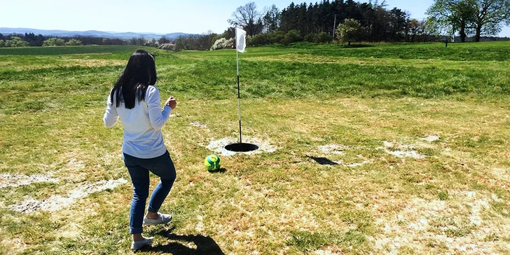 Vyzkoušejte footgolf – zábavnou verzi golfu, která se hraje s kopačákem