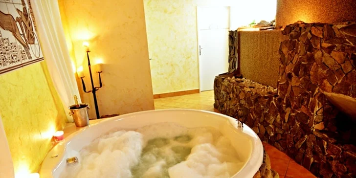Relax pro dva: Privátní vířivka, sekt a vstup do bazénu či sauny