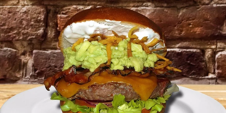 Naducané burgery z Tom's Burger včetně hranolků, salátu Coleslaw a piva