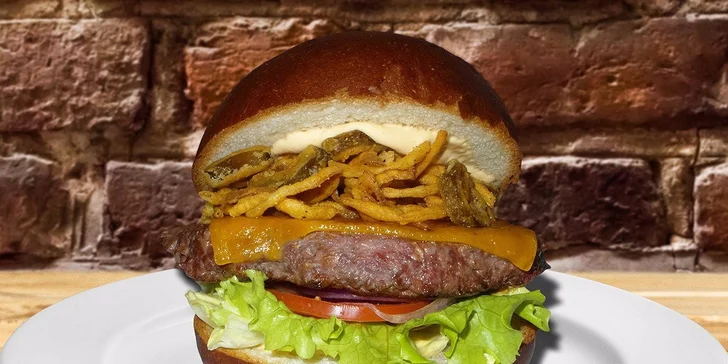 Naducané burgery z Tom's Burger včetně hranolků, salátu Coleslaw a piva