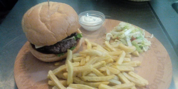 Dva pořádné hovězí burgery s hranolky a majonézou