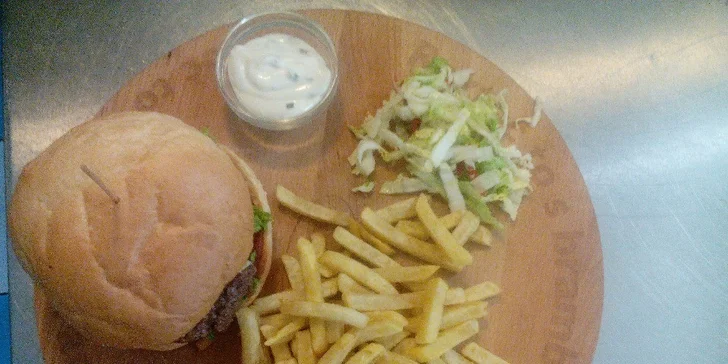Dva pořádné hovězí burgery s hranolky a majonézou