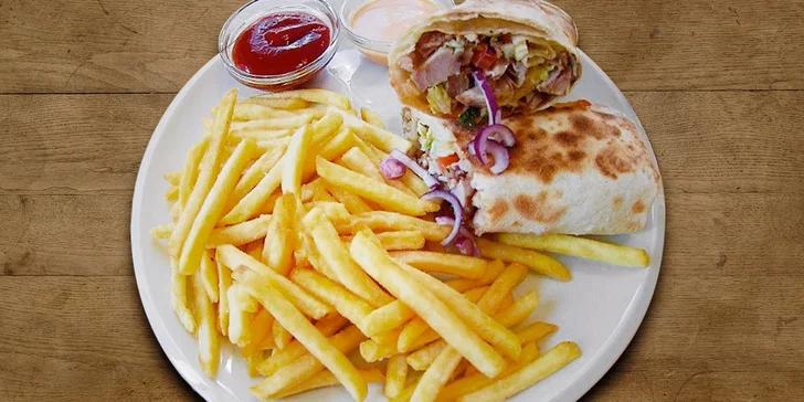 Chutný kuřecí gyros v pita chlebu nebo v tortille + příloha a omáčky