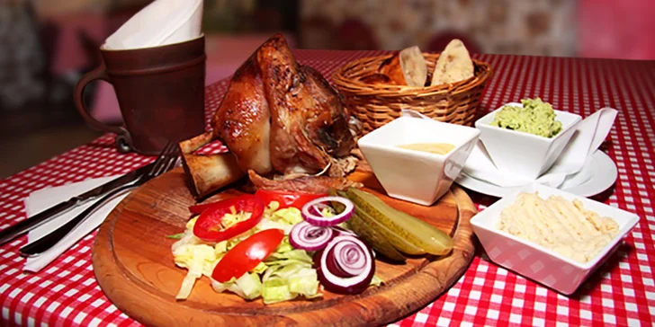 1 kg výtečného grilovaného kolena s chlebem i křenem
