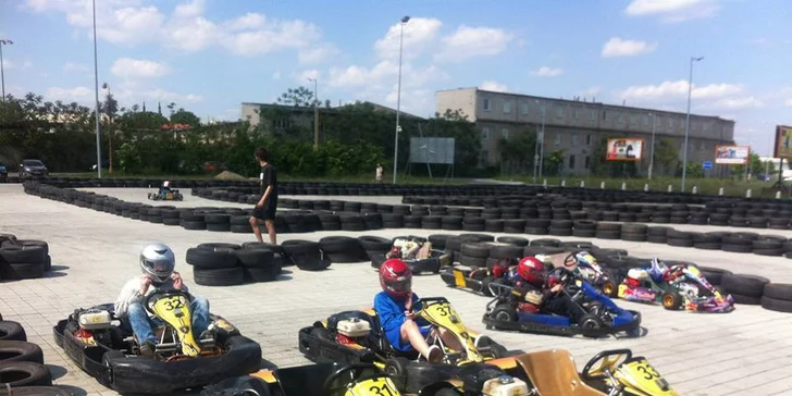Na pár minut závodníkem: 2 jízdy v motokáře a nápoj na posilněnou