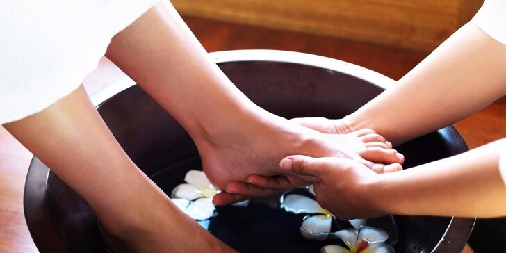 Letní masáže a aroma lázeň: 100 minut relaxace v salonu Thai Sun