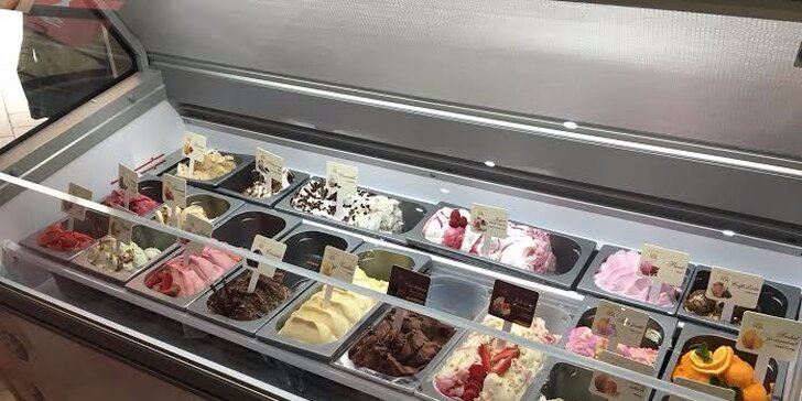 3 kopečky exkluzivní zmrzliny v historické kavárně v centru Brna