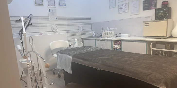 Procedúra Hydrafacial s vodíkovým peelingom zabezpečí pleti hĺbkový detox a antioxidačnú ochranu.