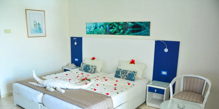 Design pokojů sází na jednoduchost a funkční detaily s jemnými tuniskými akcenty. 