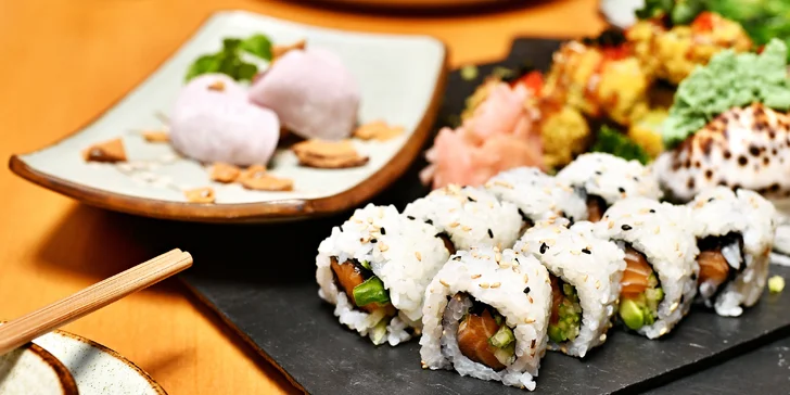 Jeden set obsahuje kromě jiného tokyo special roll, kde je uvnitř krabí krém, avokádo, pálivý tuňák, okurka a sýr a nahoře krevety, tobiko, fialová omáčka, teriyaki a tempura.