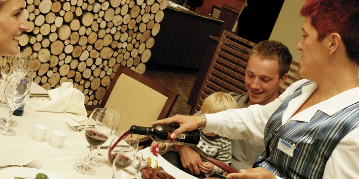 V restauraci podávají tradiční slovinské pokrmy v moderním pojetí.