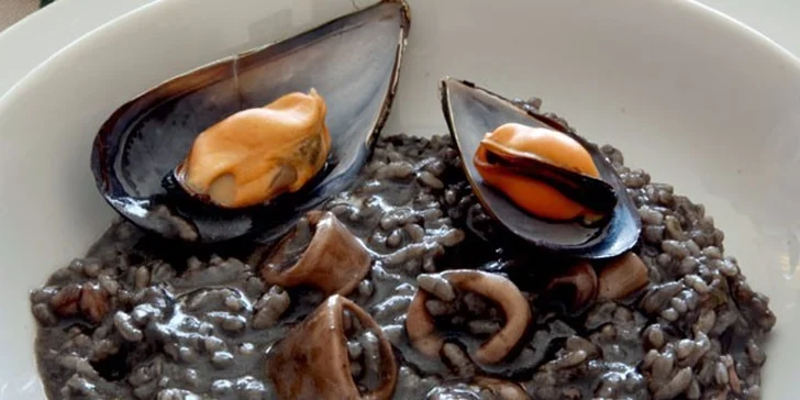 Paella dle výběru a dezert churros pro dva v restauraci Tapas Room