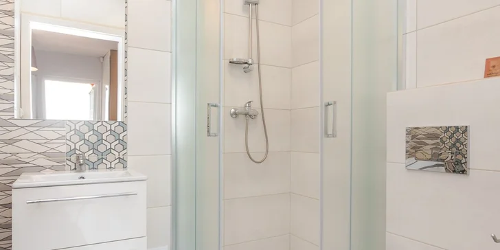 Každá izba má kúpeľňu so sprchovacím kútom, WC, uteráky a toaletné potreby.