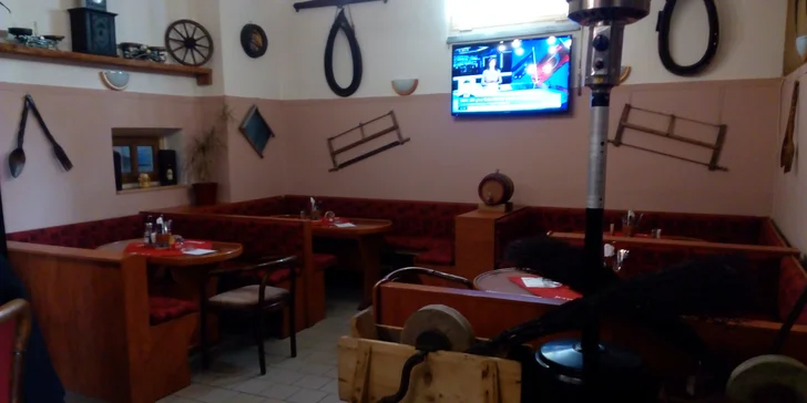 Velký tatarák pro dvě osoby a desatero topinek s česnekem