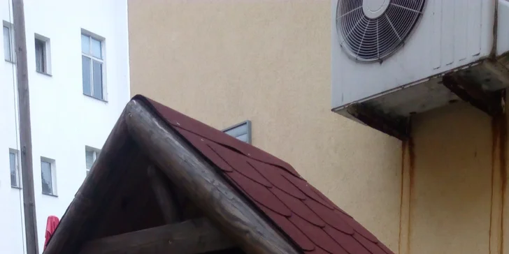 Velký tatarák pro dvě osoby a desatero topinek s česnekem